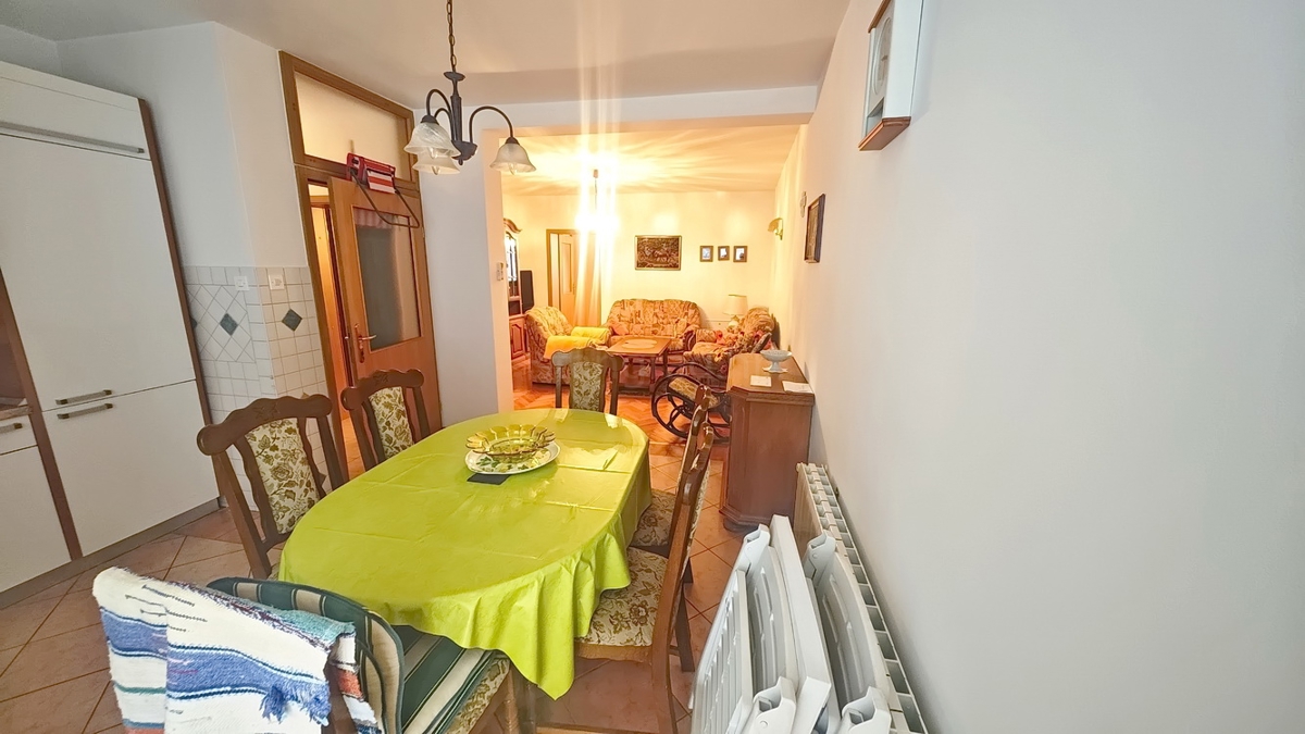 Malinska, polsamostojna hiša s 3 stanovanjskimi enotami in vrtom!