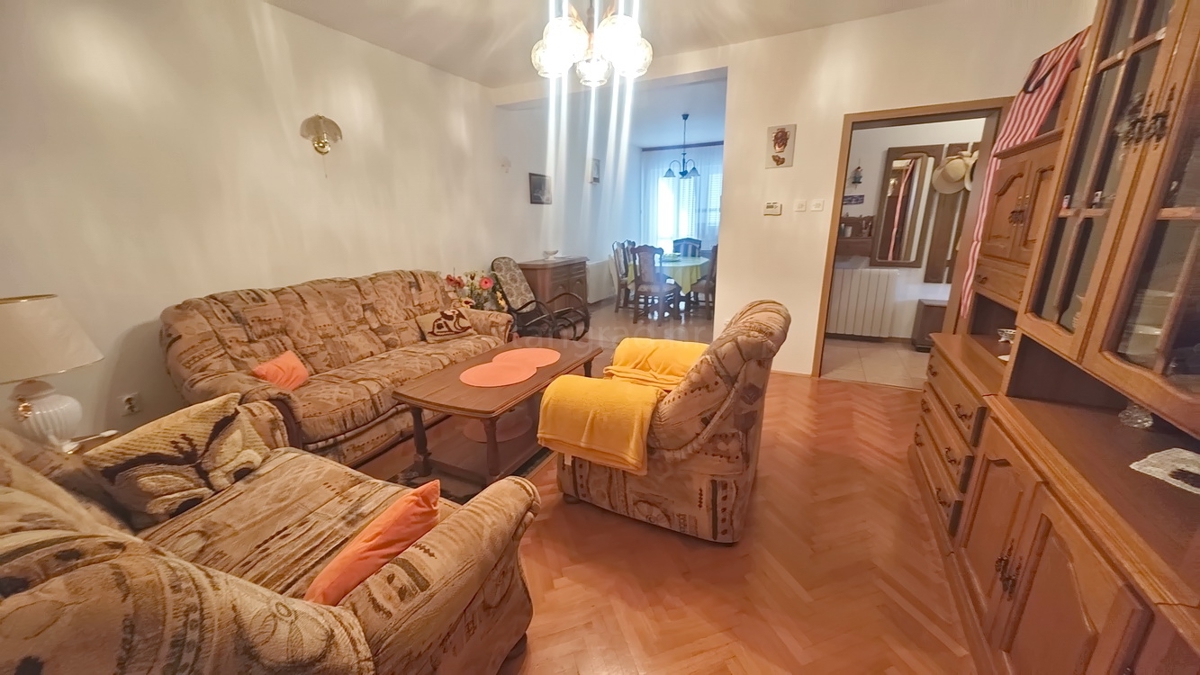 Malinska, polsamostojna hiša s 3 stanovanjskimi enotami in vrtom!