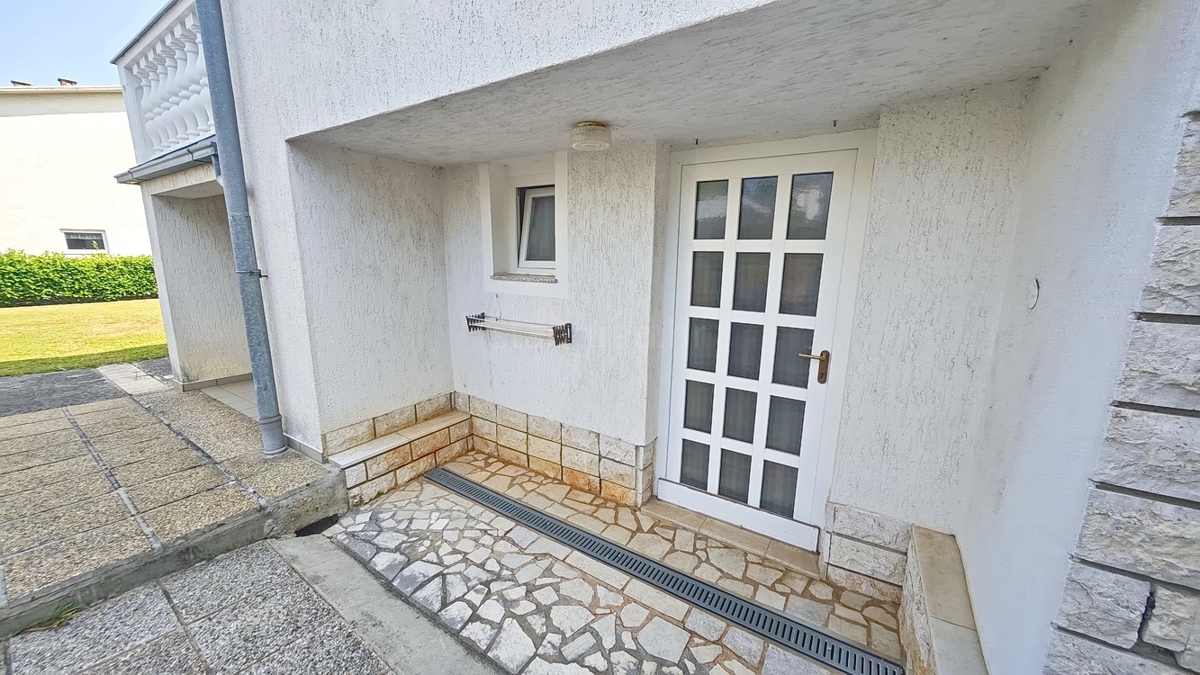 Malinska, polsamostojna hiša s 3 stanovanjskimi enotami in vrtom!