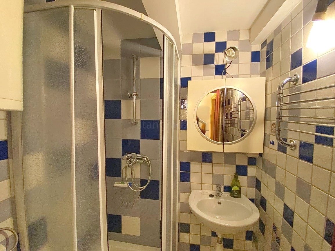 Malinska, avtentična hiša z dvoriščem na mirni lokaciji!