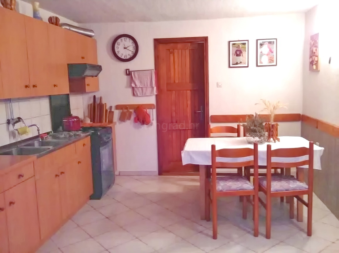 Okolica Baške, vrstna hiša z vrtom na mirni lokaciji!