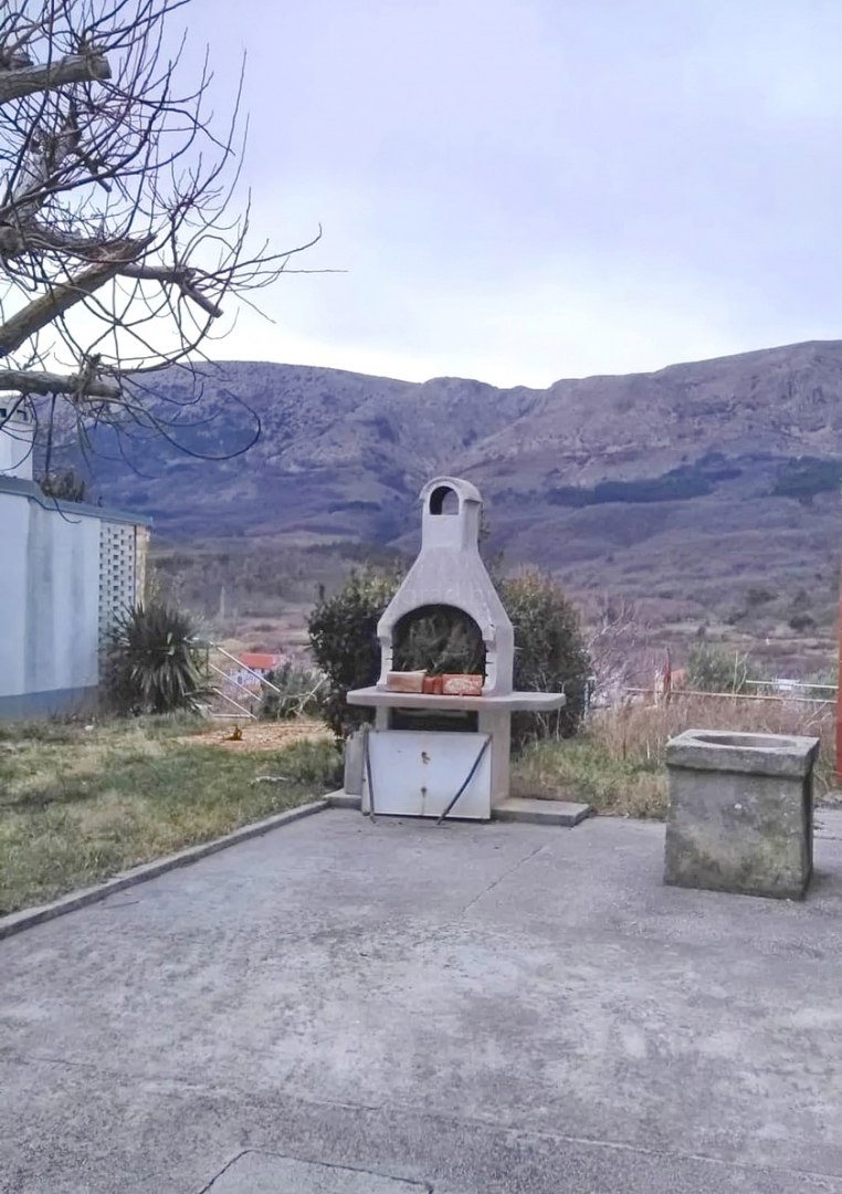 Okolica Baške, vrstna hiša z vrtom na mirni lokaciji!
