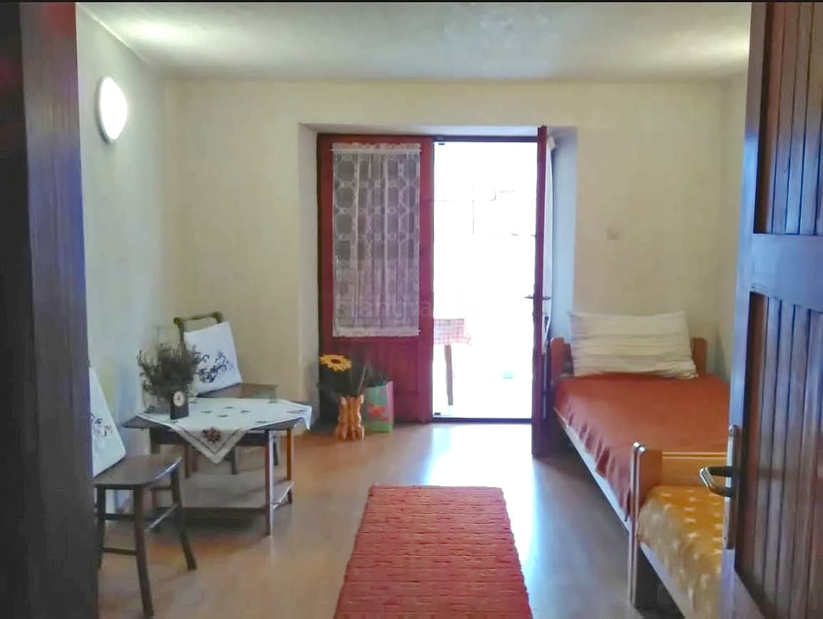 Okolica Baške, vrstna hiša z vrtom na mirni lokaciji!