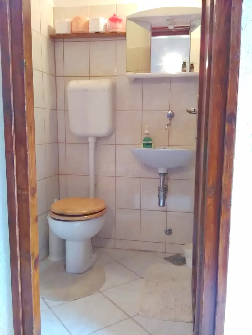 Okolica Baške, vrstna hiša z vrtom na mirni lokaciji!