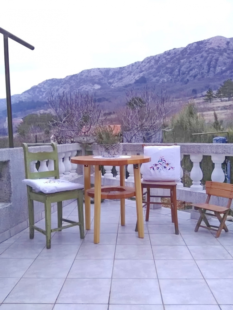 Okolica Baške, vrstna hiša z vrtom na mirni lokaciji!