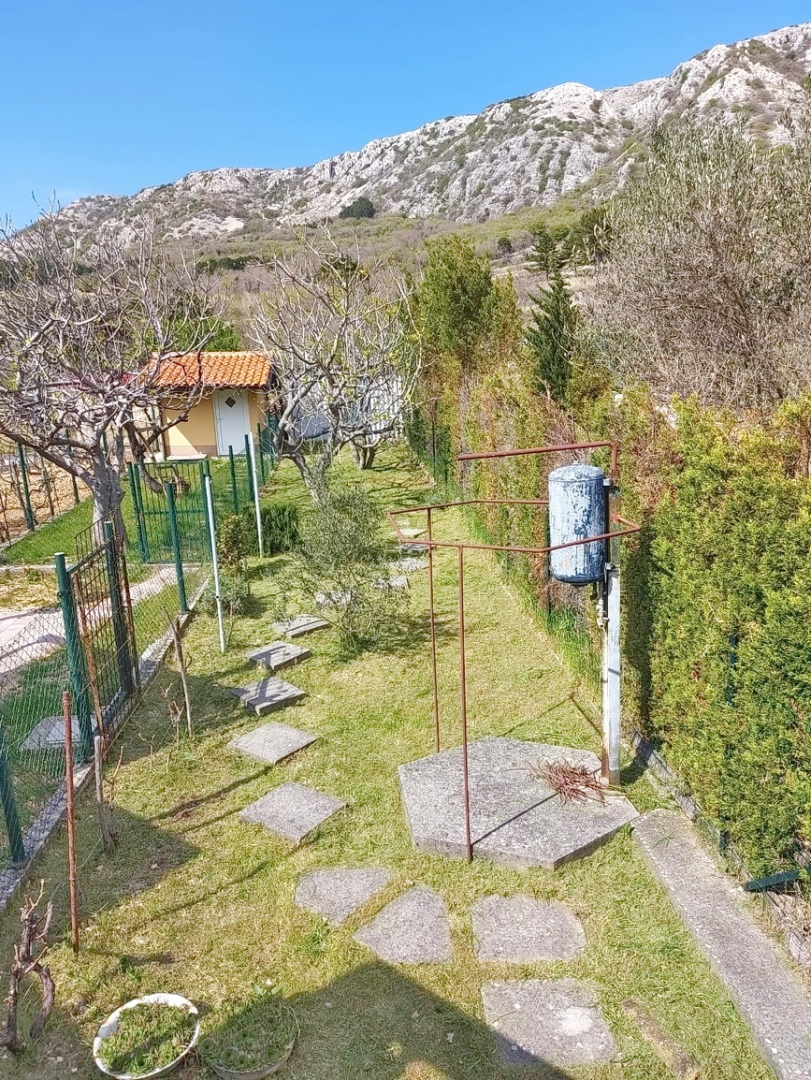 Okolica Baške, vrstna hiša z vrtom na mirni lokaciji!