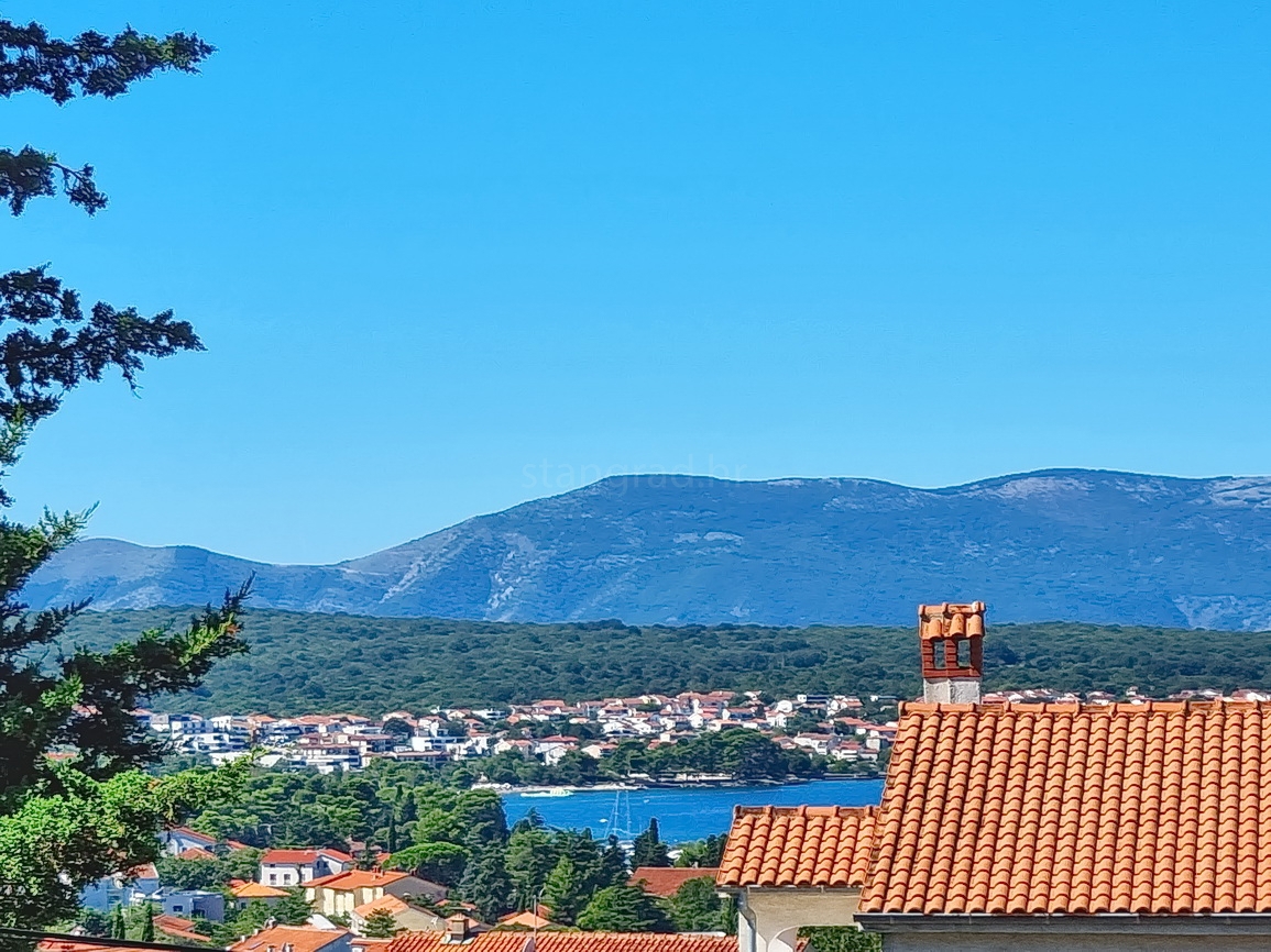 Malinska, opremljeno dvosobno stanovanje na odlični lokaciji!