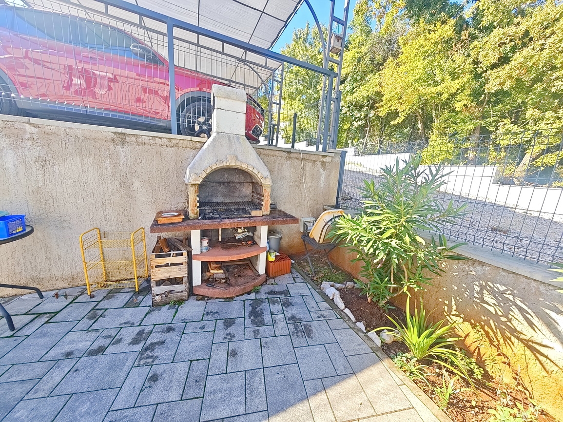 Zaliv Soline, opremljeno stanovanje v 2. nadstropju na mirni lokaciji!