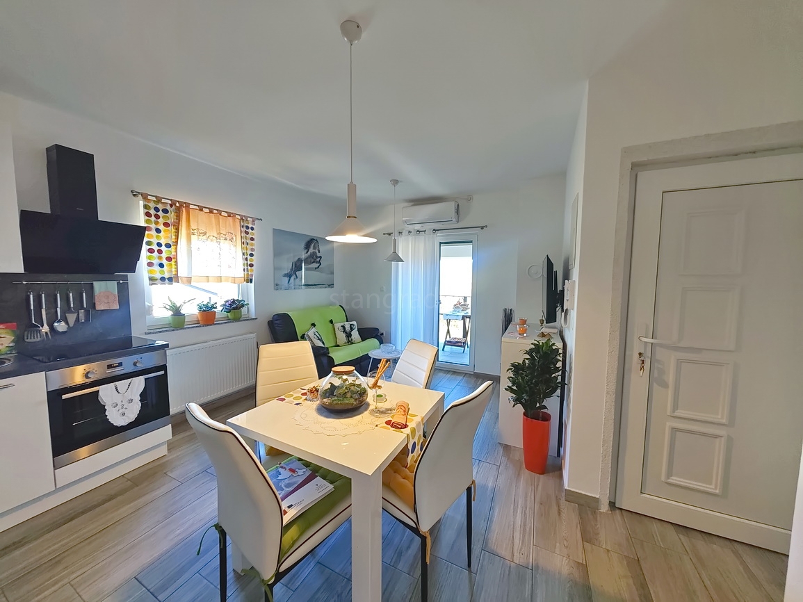 Zaliv Soline, opremljeno stanovanje v 2. nadstropju na mirni lokaciji!