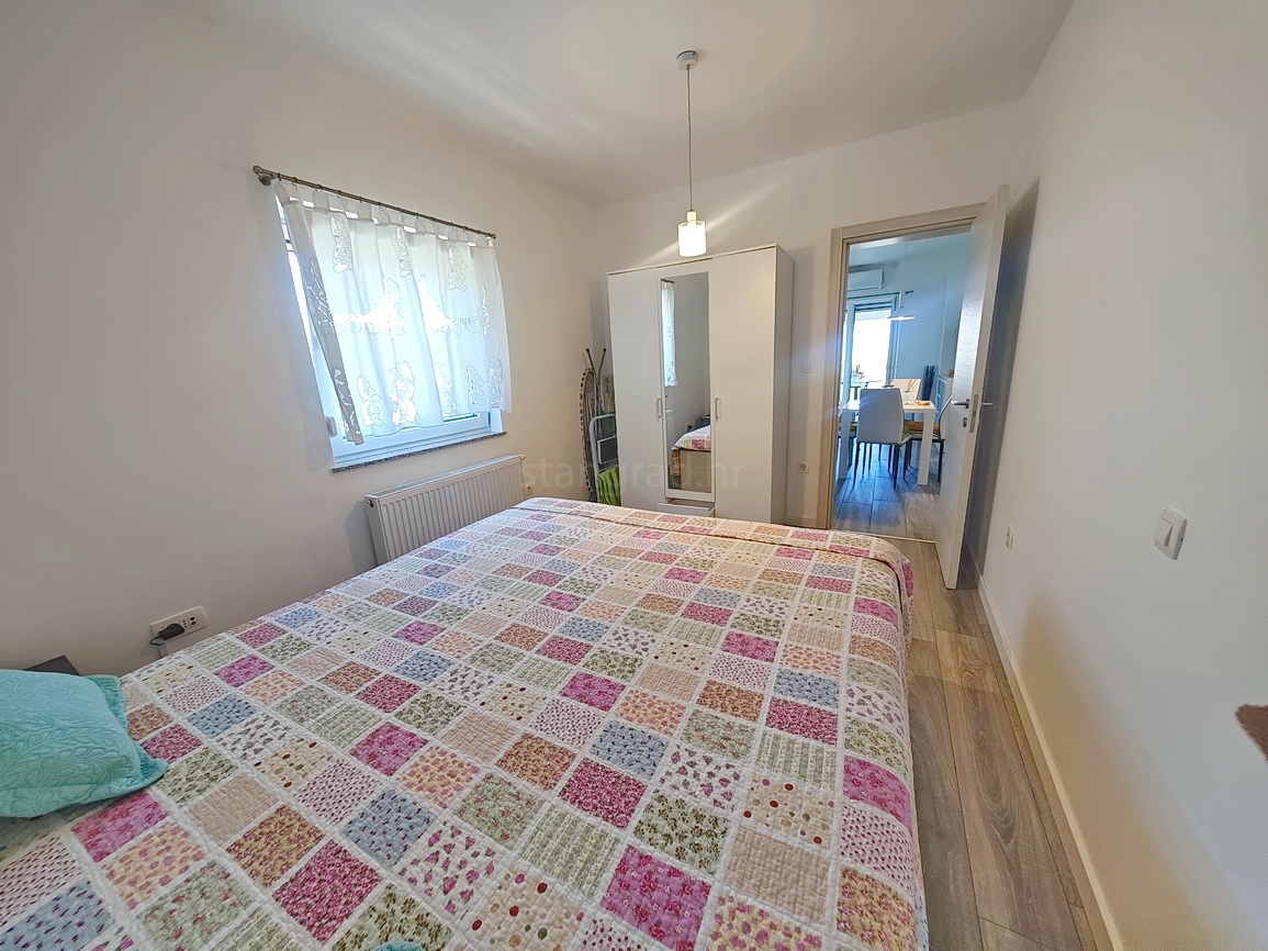 Zaliv Soline, opremljeno stanovanje v 2. nadstropju na mirni lokaciji!