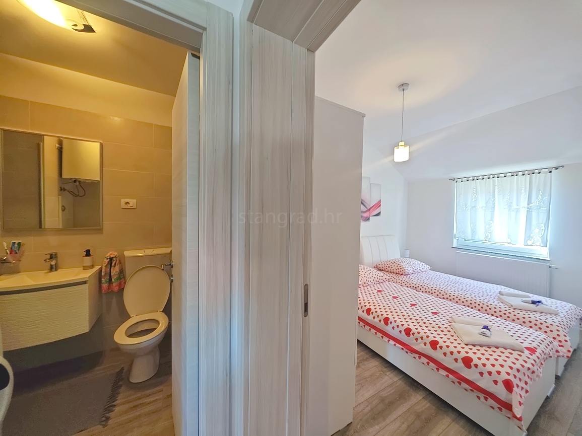 Zaliv Soline, opremljeno stanovanje v 2. nadstropju na mirni lokaciji!