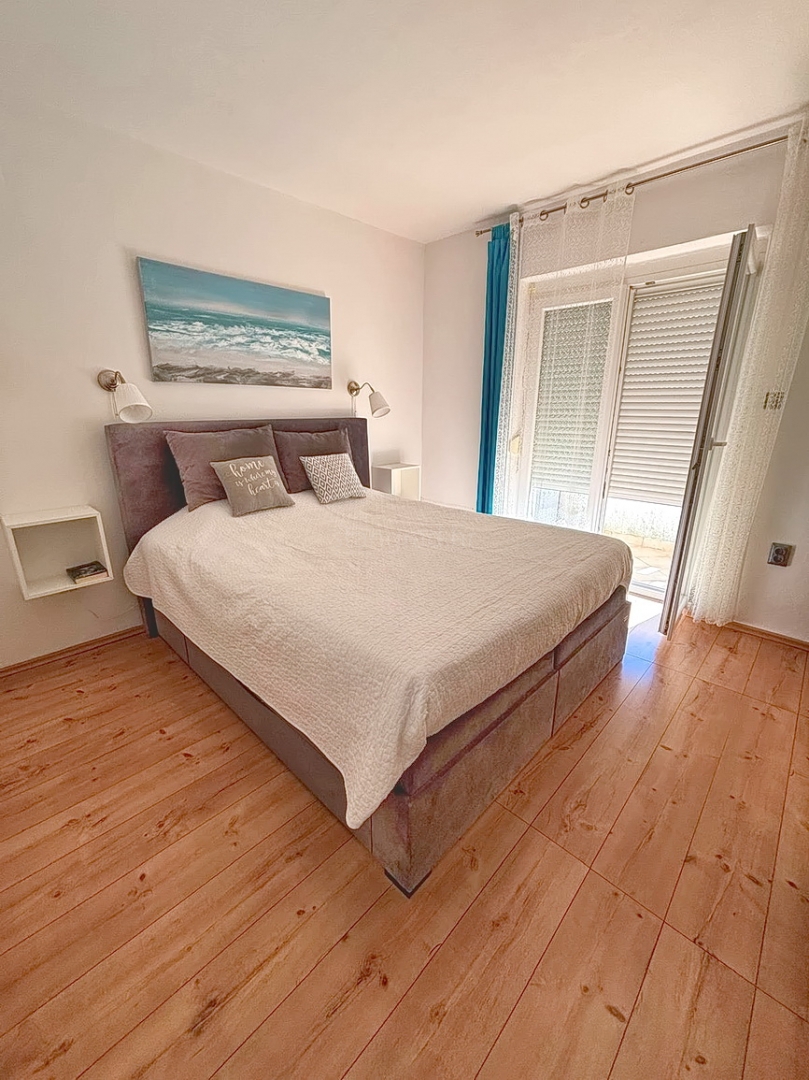 Krk, dvosobno stanovanje s pogledom na morje!