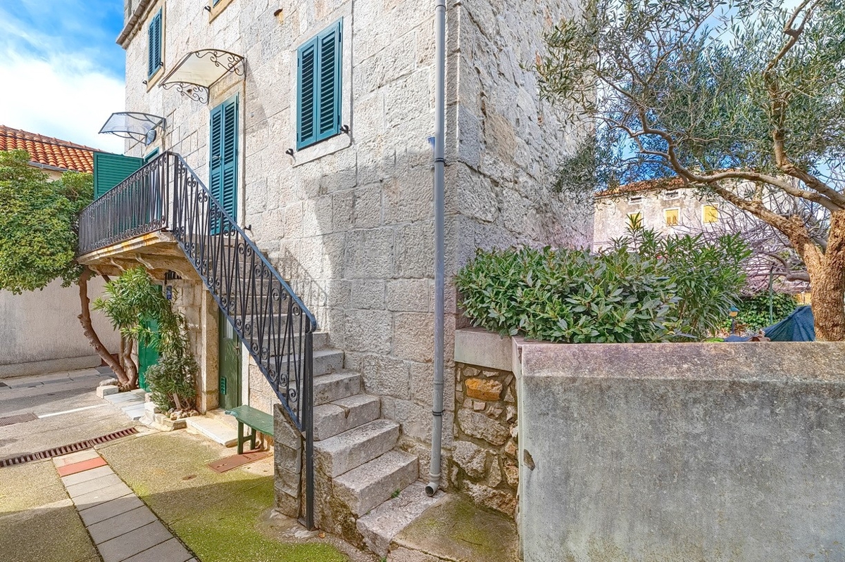 Punat, kamnita hiša z dvema studio apartmajema v bližini morja!