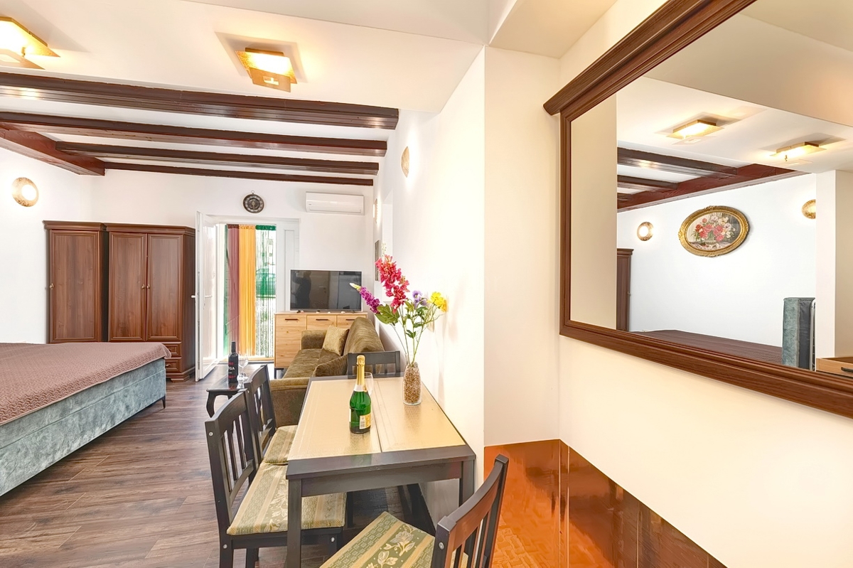 Punat, kamnita hiša z dvema studio apartmajema v bližini morja!