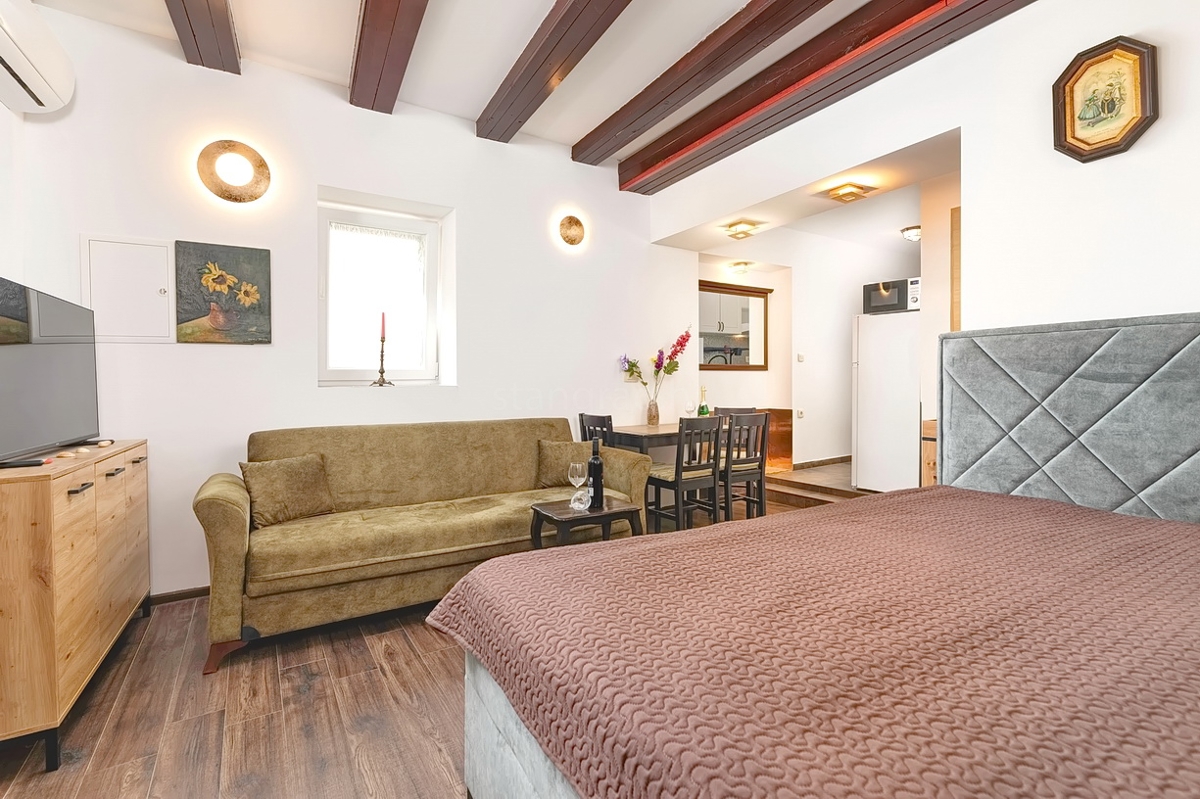 Punat, kamnita hiša z dvema studio apartmajema v bližini morja!