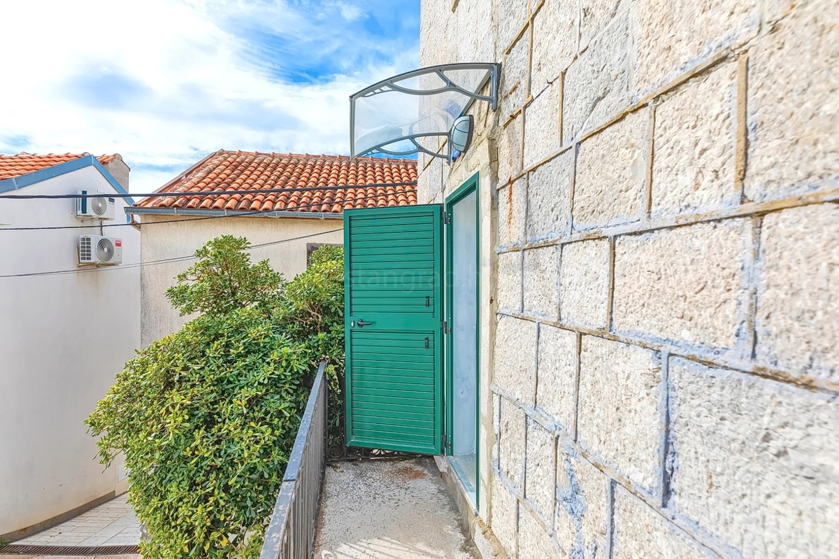 Punat, kamnita hiša z dvema studio apartmajema v bližini morja!