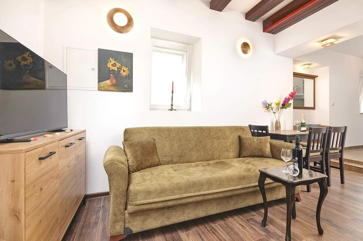 Punat, kamnita hiša z dvema studio apartmajema v bližini morja!