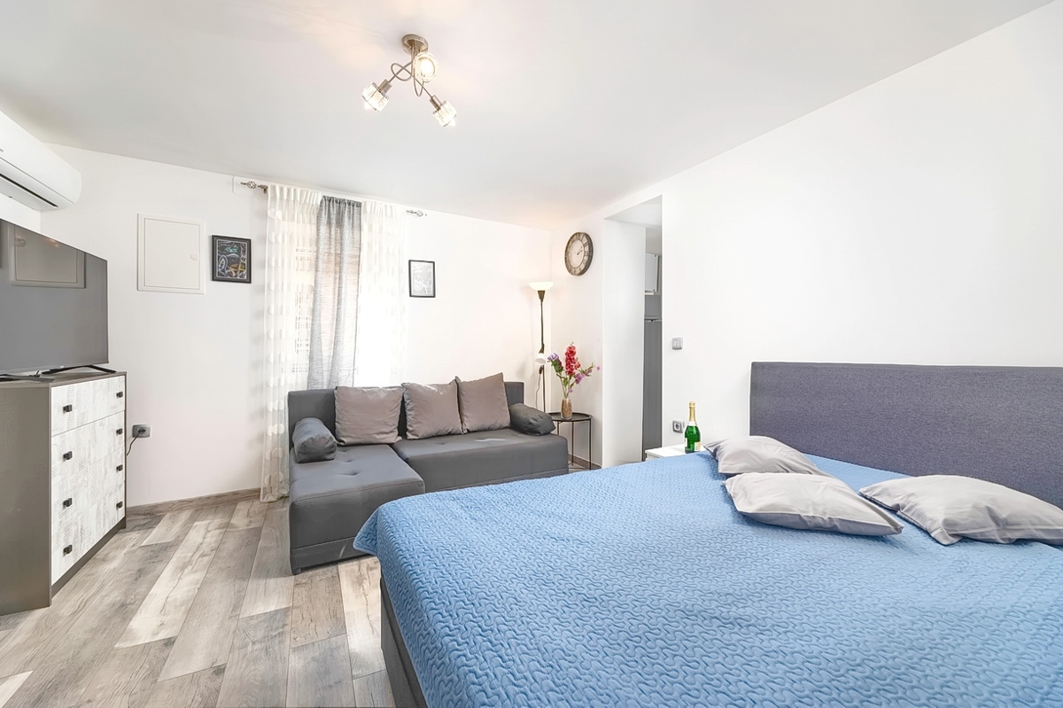 Punat, kamnita hiša z dvema studio apartmajema v bližini morja!