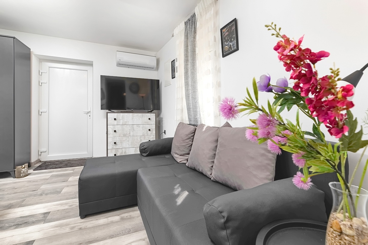 Punat, kamnita hiša z dvema studio apartmajema v bližini morja!