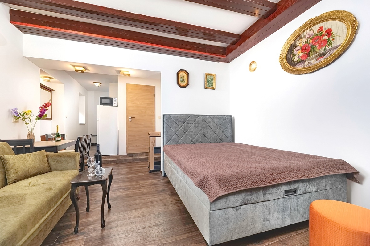 Punat, kamnita hiša z dvema studio apartmajema v bližini morja!