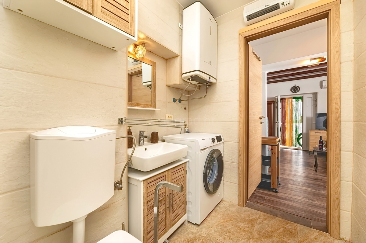 Punat, kamnita hiša z dvema studio apartmajema v bližini morja!