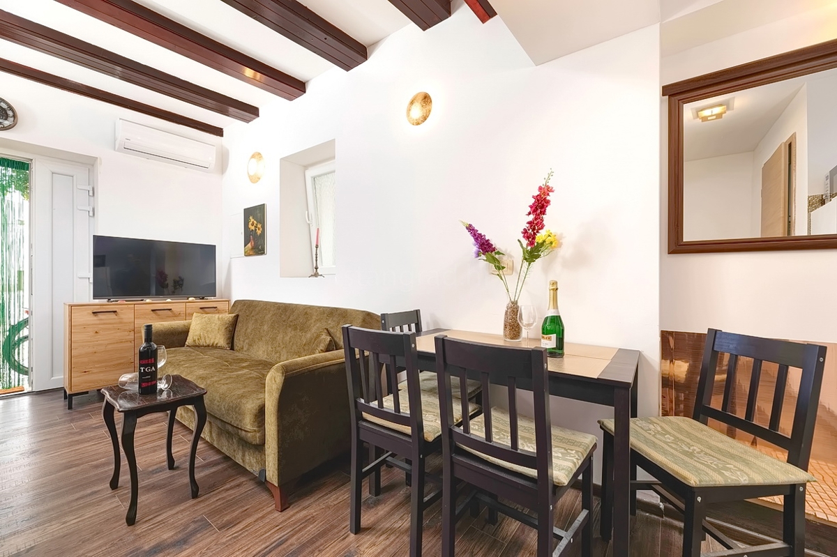 Punat, kamnita hiša z dvema studio apartmajema v bližini morja!