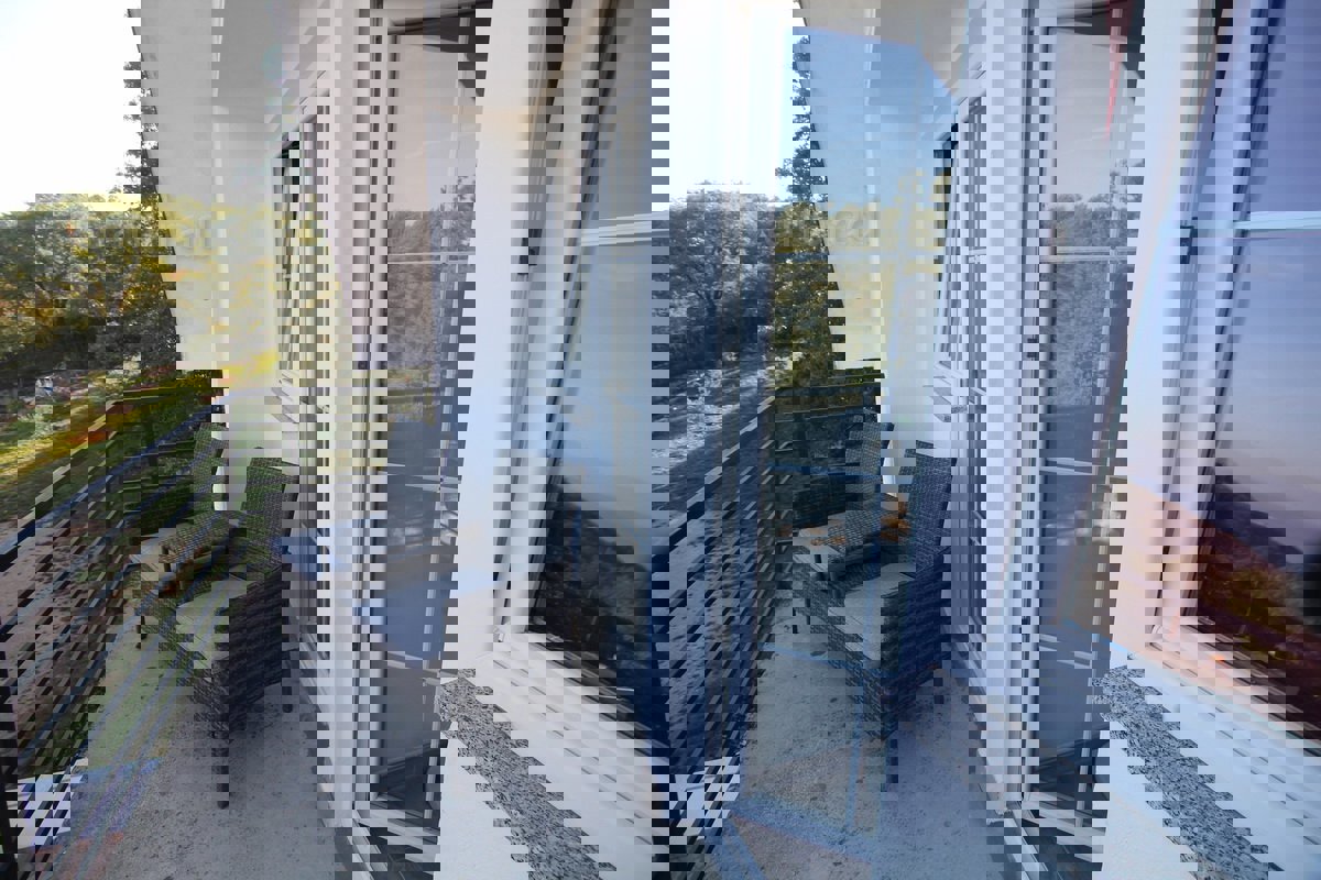 Vrbnik, okolica, hiša s 4 apartmaji in velikim vrtom