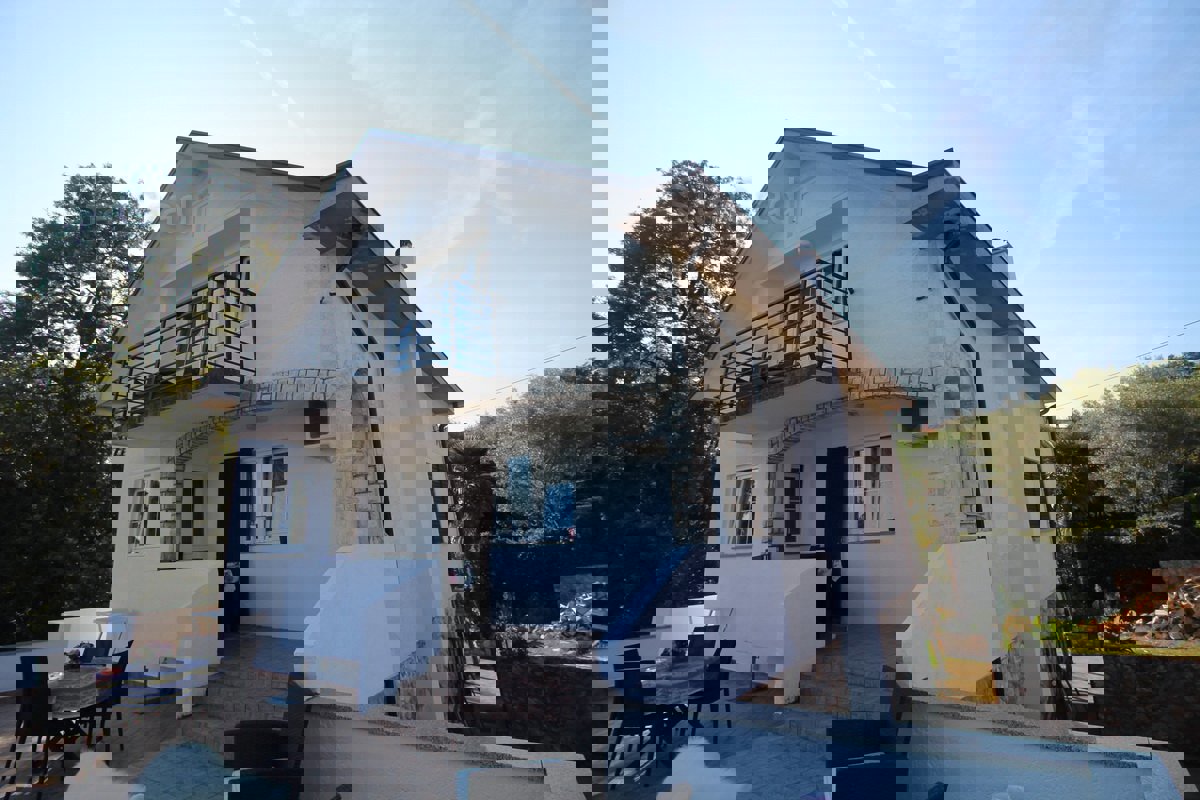Vrbnik, okolica, hiša s 4 apartmaji in velikim vrtom