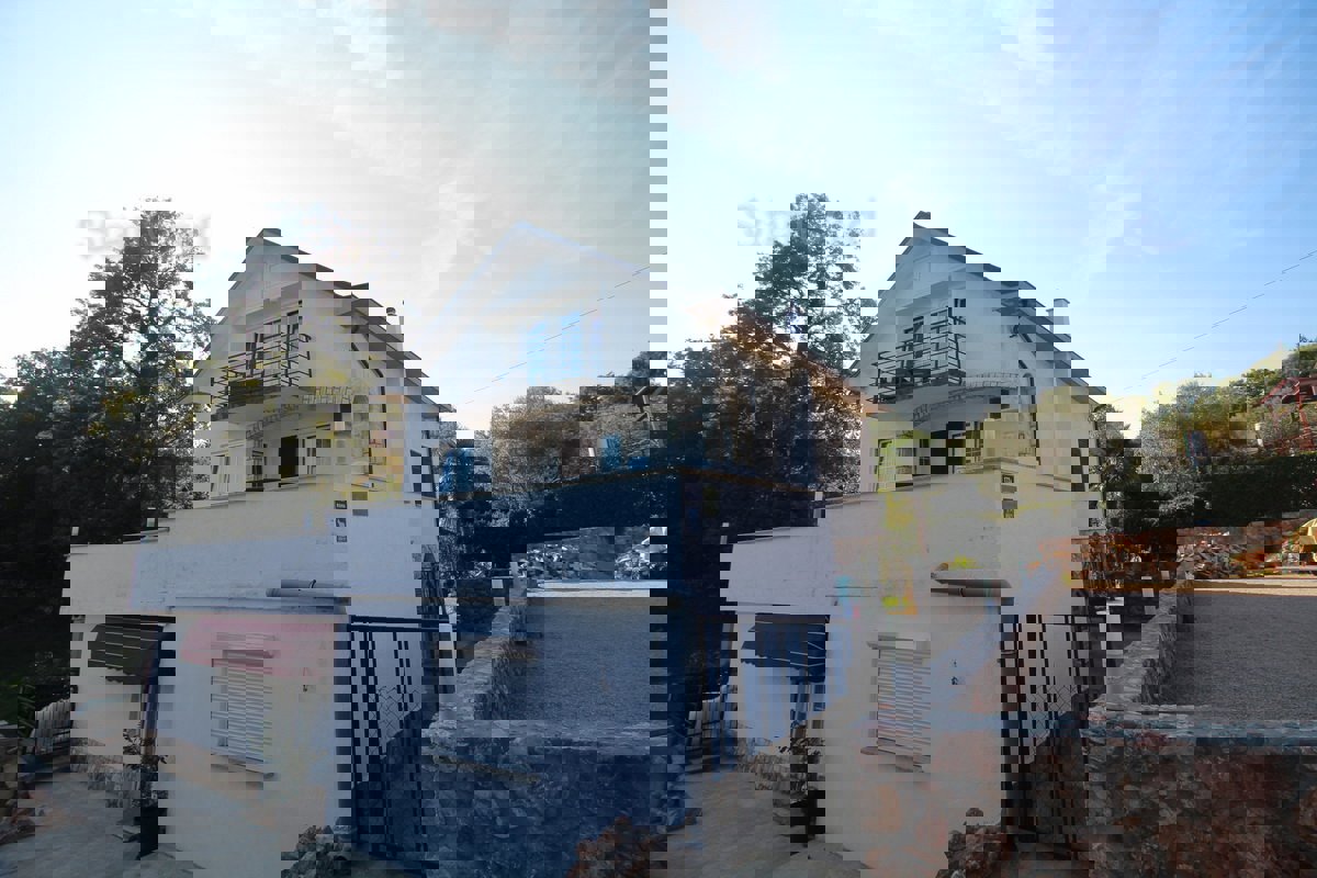 Vrbnik, okolica, hiša s 4 apartmaji in velikim vrtom