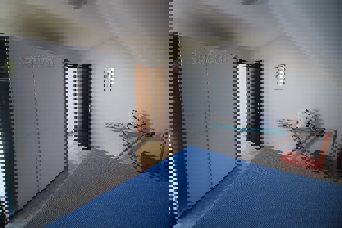 Vrbnik, okolica, hiša s 4 apartmaji in velikim vrtom