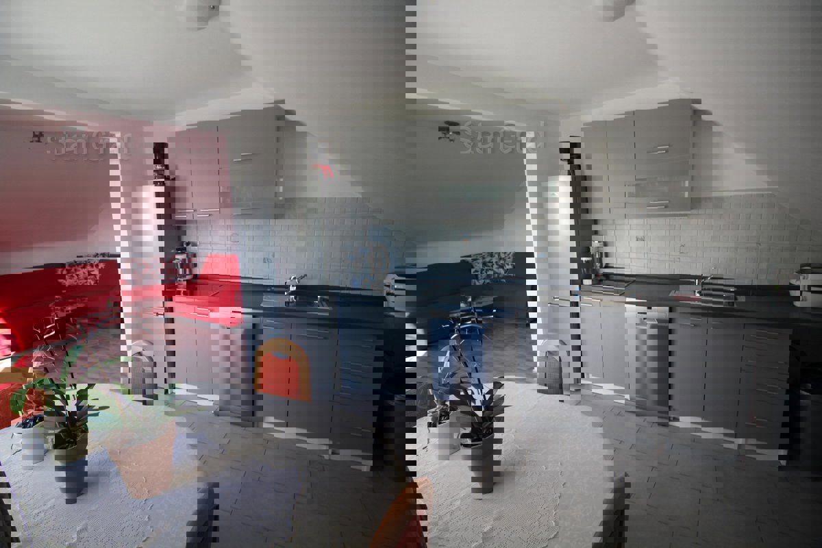 Vrbnik, okolica, hiša s 4 apartmaji in velikim vrtom