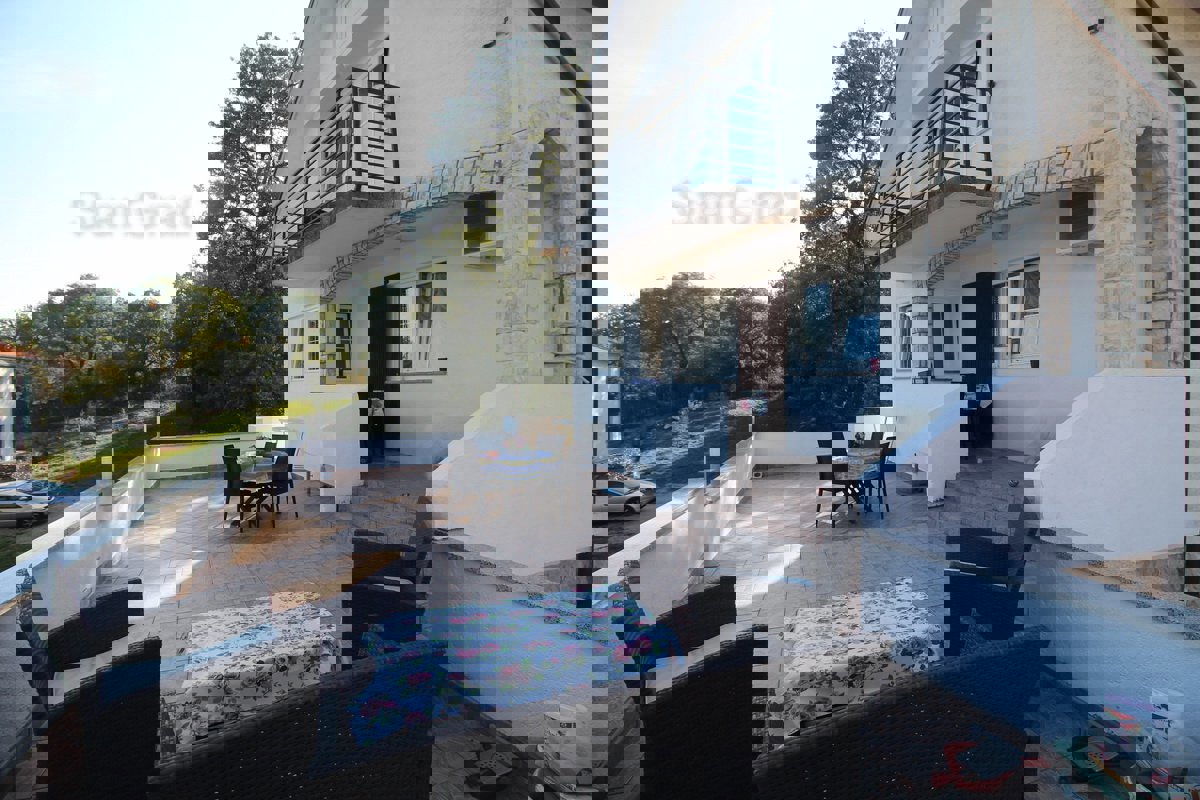 Vrbnik, okolica, hiša s 4 apartmaji in velikim vrtom