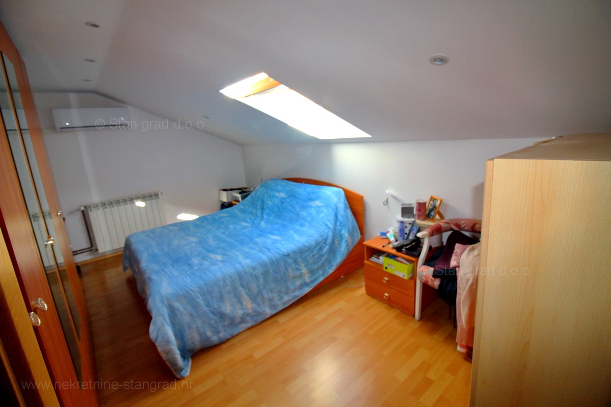 Malinska, popolnoma prenovljen in opremljen dvoetažni apartma s pogledom na morje