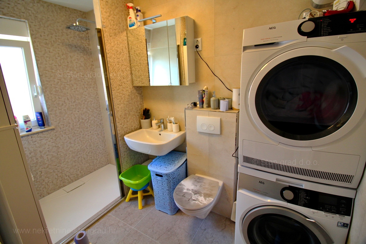 Malinska, popolnoma prenovljen in opremljen dvoetažni apartma s pogledom na morje