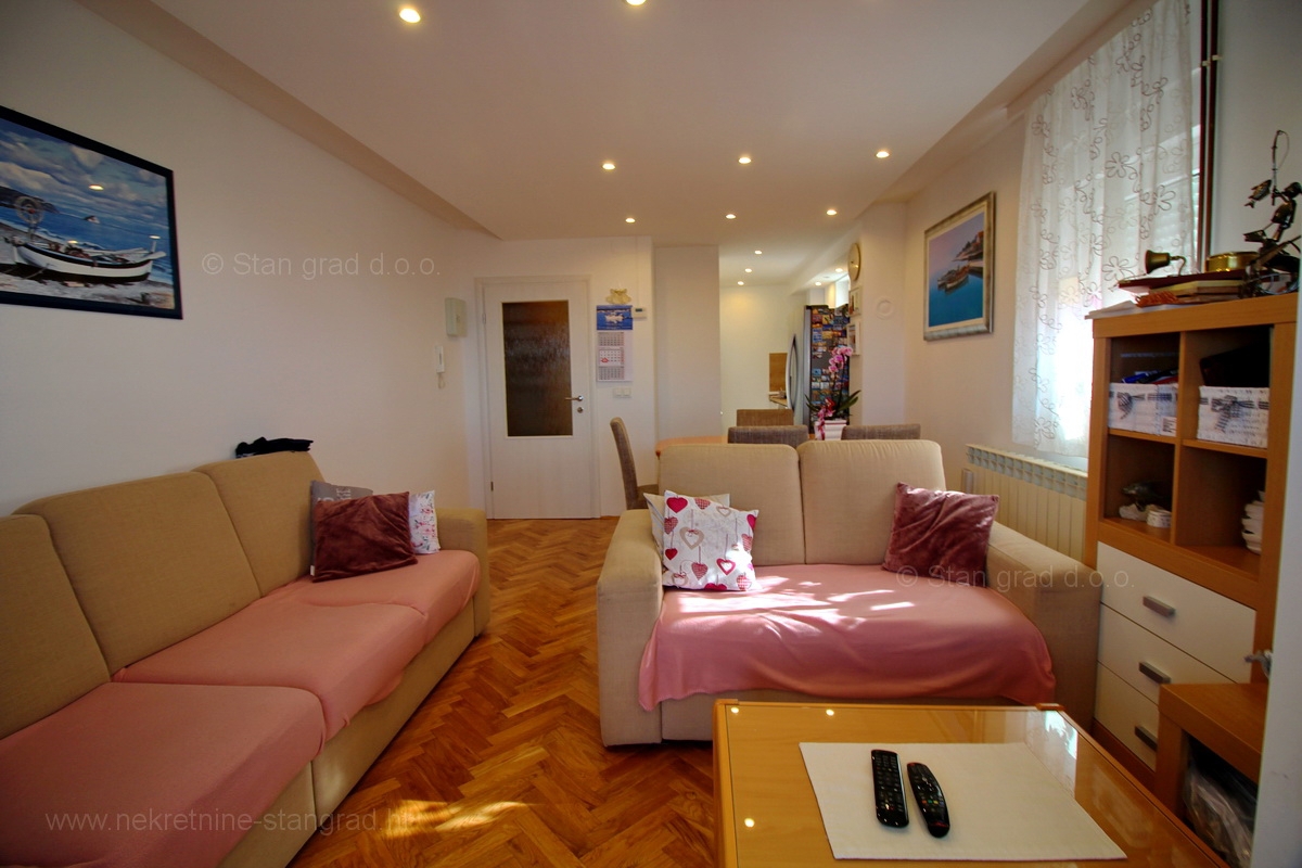 Malinska, popolnoma prenovljen in opremljen dvoetažni apartma s pogledom na morje