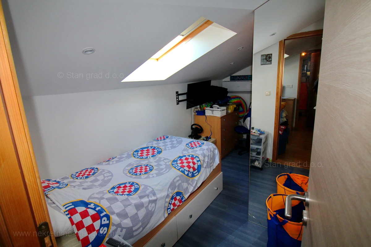 Malinska, popolnoma prenovljen in opremljen dvoetažni apartma s pogledom na morje