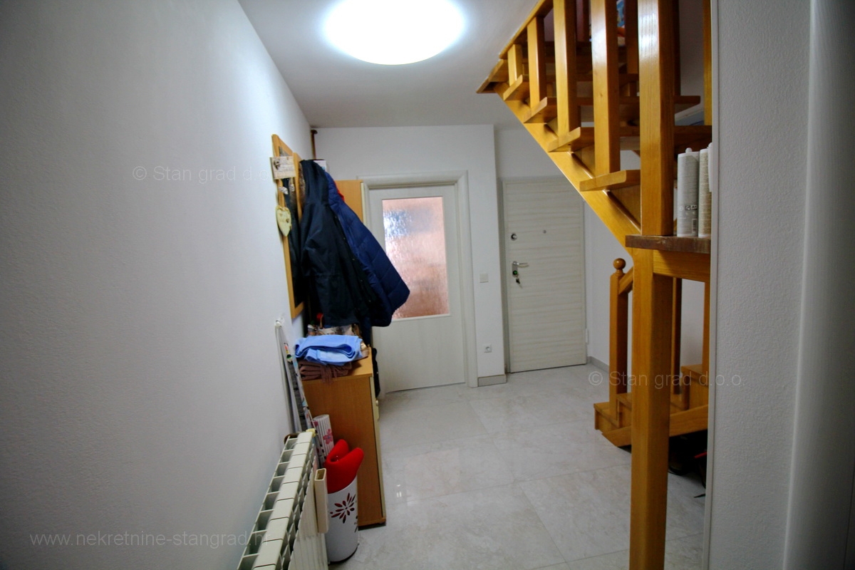 Malinska, popolnoma prenovljen in opremljen dvoetažni apartma s pogledom na morje