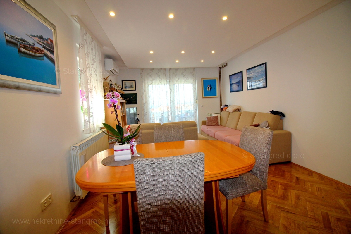 Malinska, popolnoma prenovljen in opremljen dvoetažni apartma s pogledom na morje