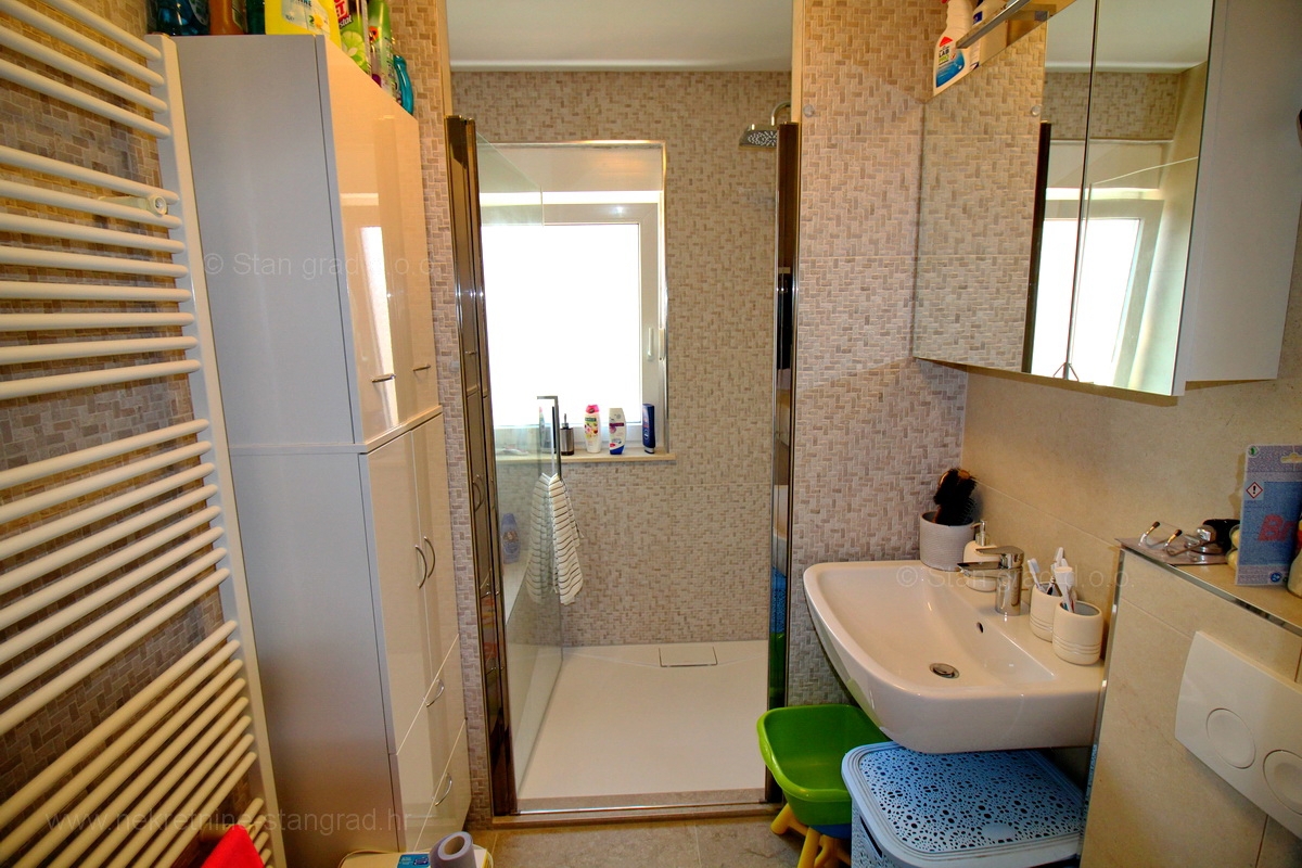 Malinska, popolnoma prenovljen in opremljen dvoetažni apartma s pogledom na morje