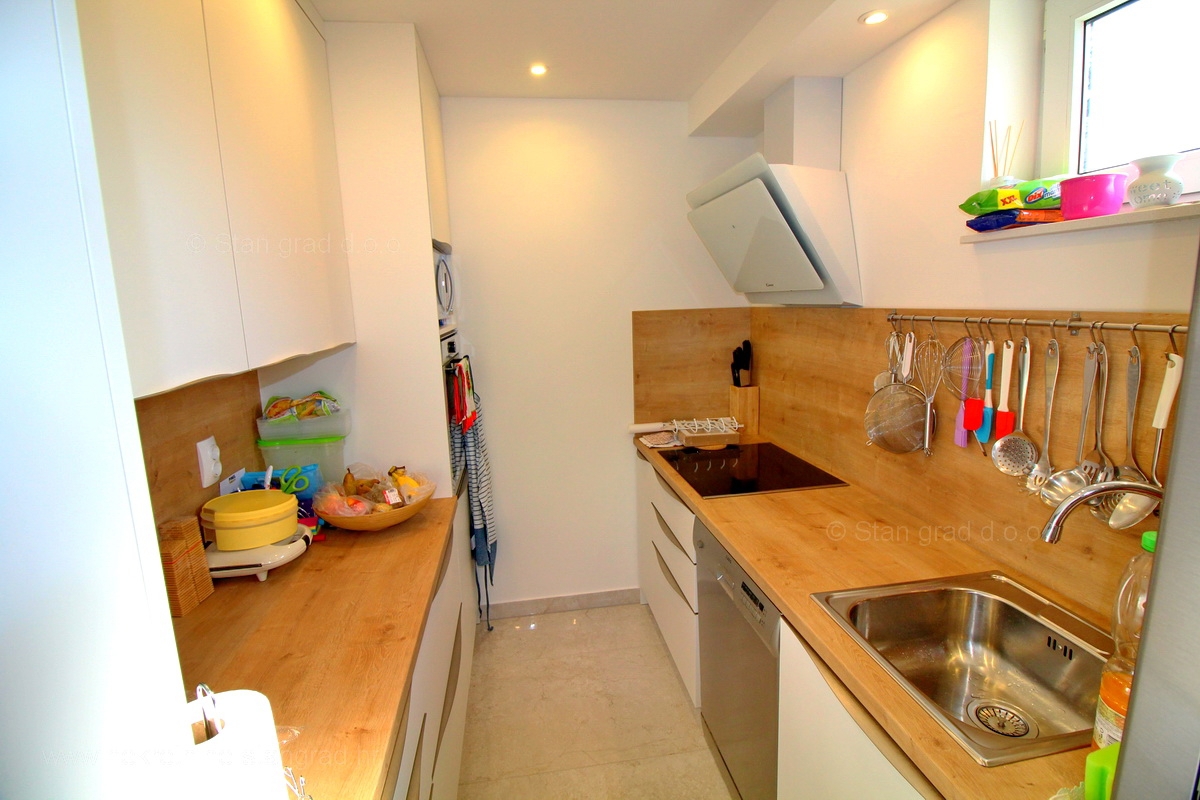 Malinska, popolnoma prenovljen in opremljen dvoetažni apartma s pogledom na morje