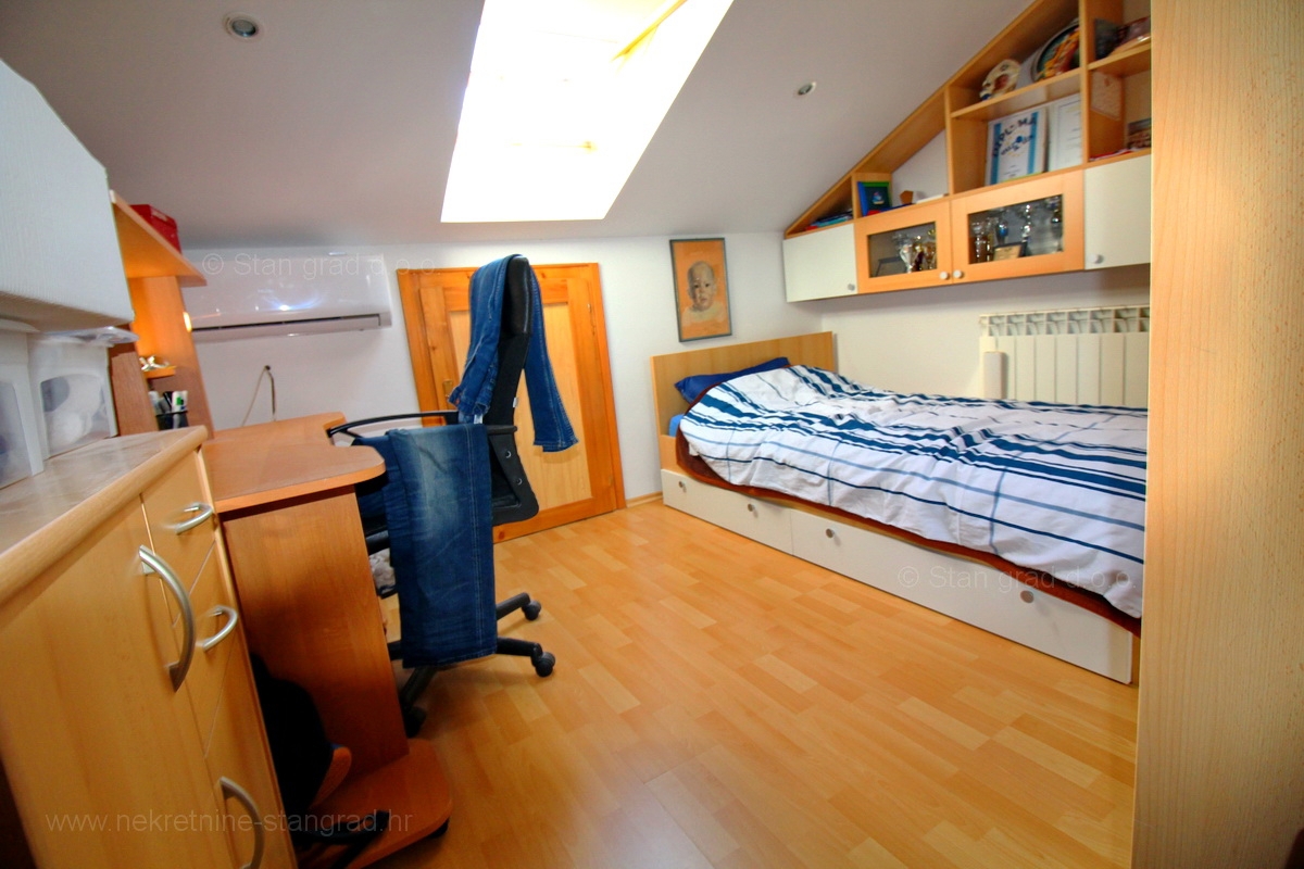 Malinska, popolnoma prenovljen in opremljen dvoetažni apartma s pogledom na morje