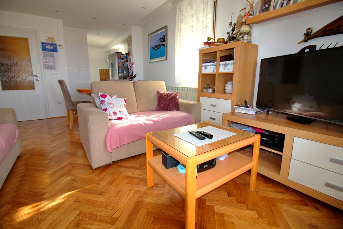 Malinska, popolnoma prenovljen in opremljen dvoetažni apartma s pogledom na morje