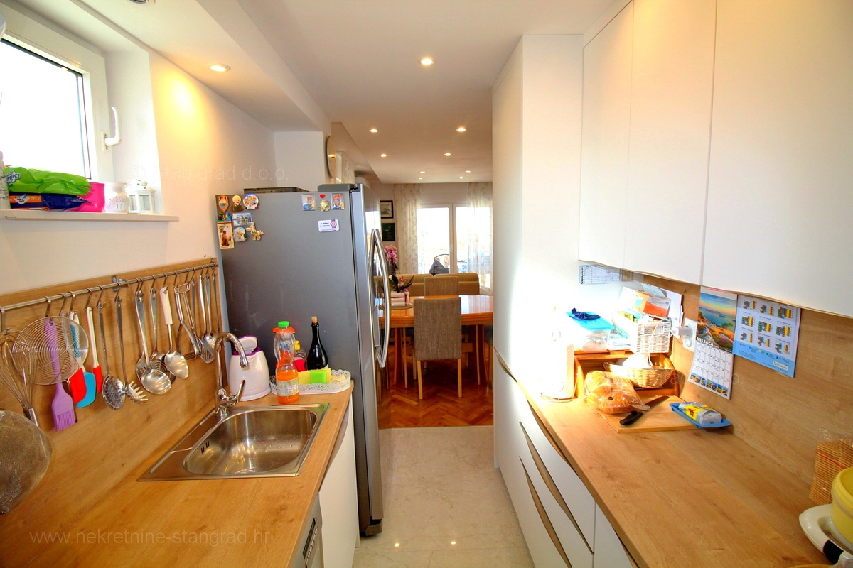 Malinska, popolnoma prenovljen in opremljen dvoetažni apartma s pogledom na morje