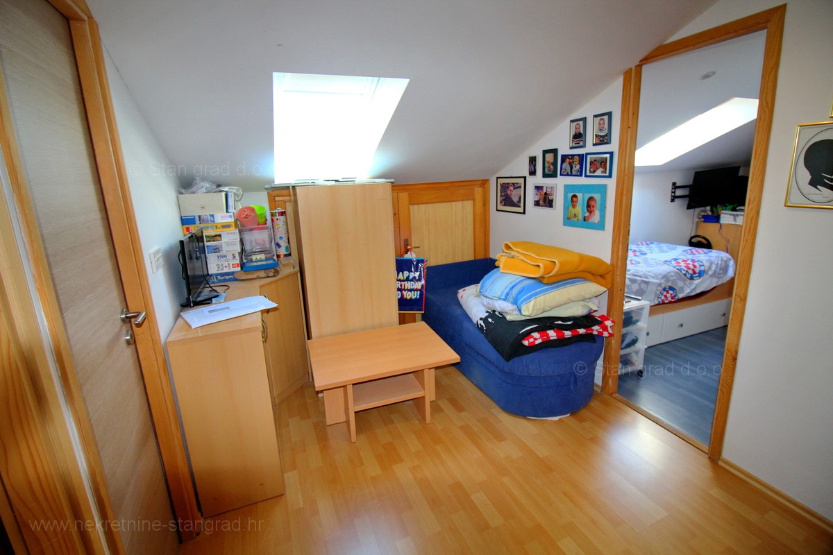 Malinska, popolnoma prenovljen in opremljen dvoetažni apartma s pogledom na morje