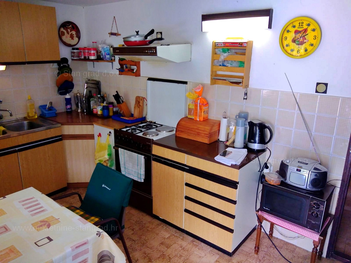 Baška, okolica, 2 kamniti hiši v nizu, PRODAMO!