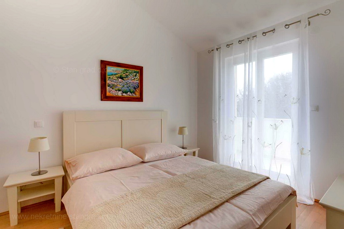 Dobrinj, okolica, samostojna hiša s 3 stanovanjskimi enotami in skupnim bazenom, PRODAMO!