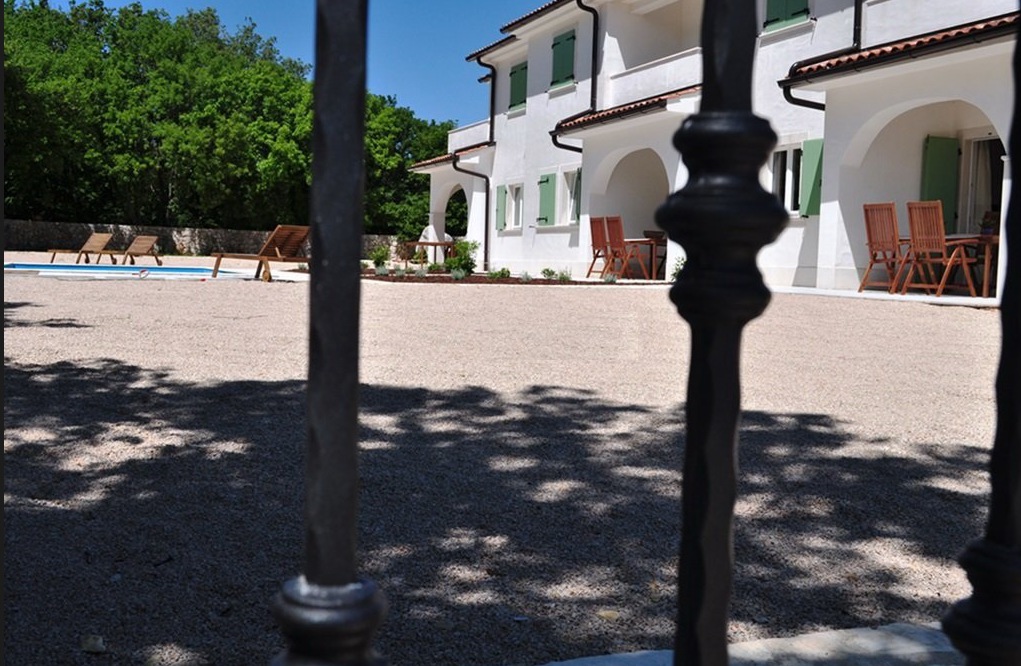 Dobrinj, okolica, samostojna hiša s 3 stanovanjskimi enotami in skupnim bazenom, PRODAMO!