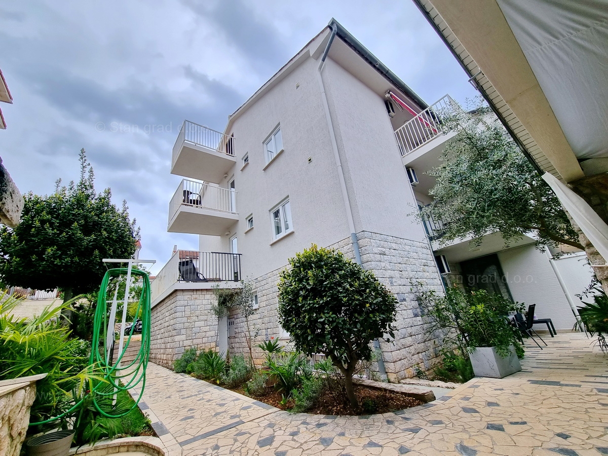 Malinska, prodaja apartmajske hiše z dvema bazenoma in pogledom na morje!