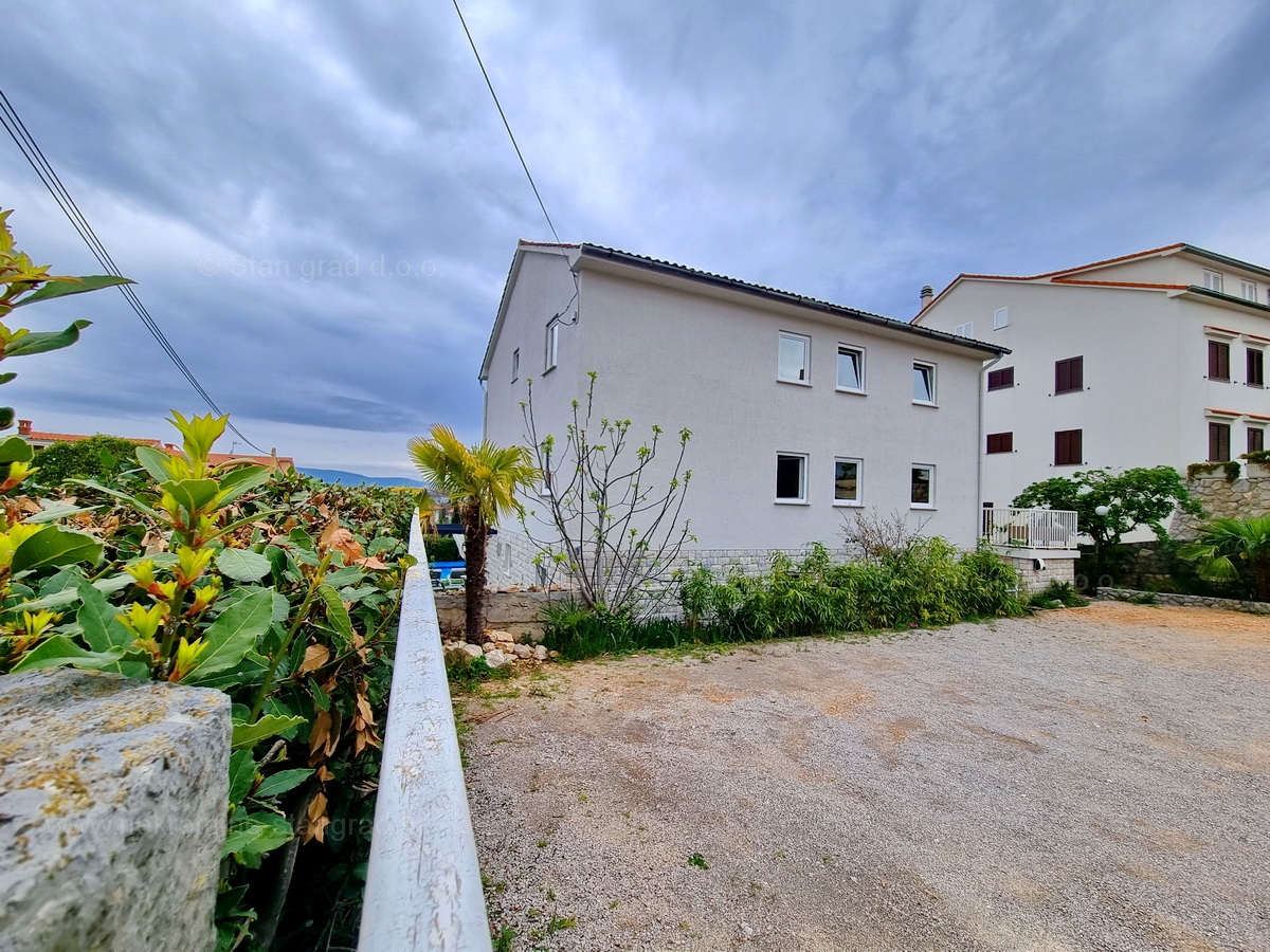 Malinska, prodaja apartmajske hiše z dvema bazenoma in pogledom na morje!