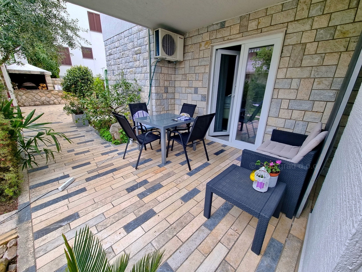 Malinska, prodaja apartmajske hiše z dvema bazenoma in pogledom na morje!